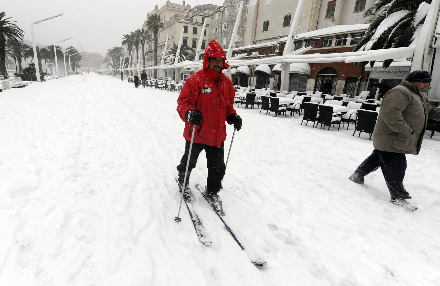 03.02..2012., Split - Snjezna mecava u splitu, skijas na rivi.rPhoto: Tino Juric/PIXSELL