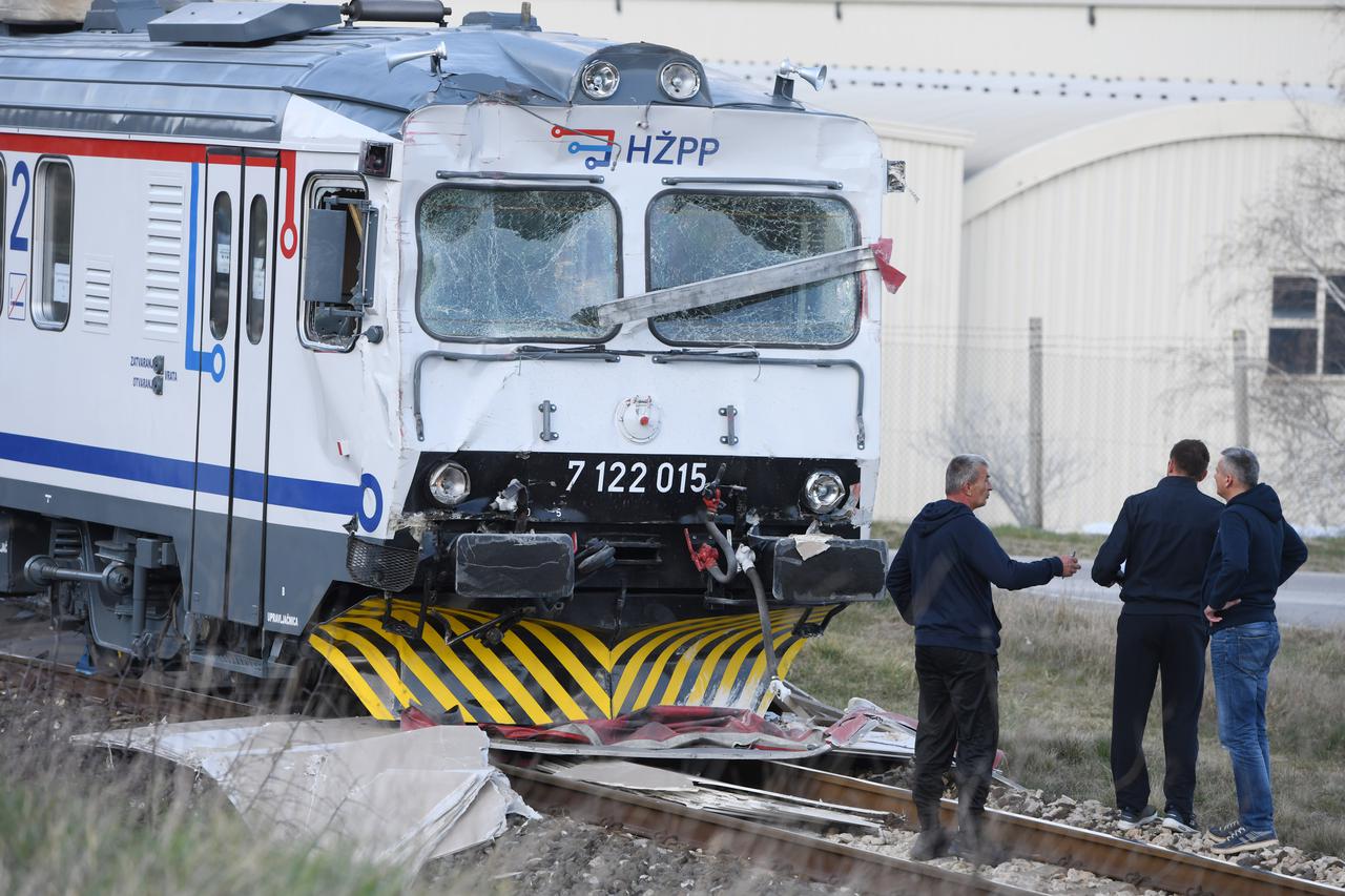 Putnički vlak udario kamion u Uzdolju kod Knina