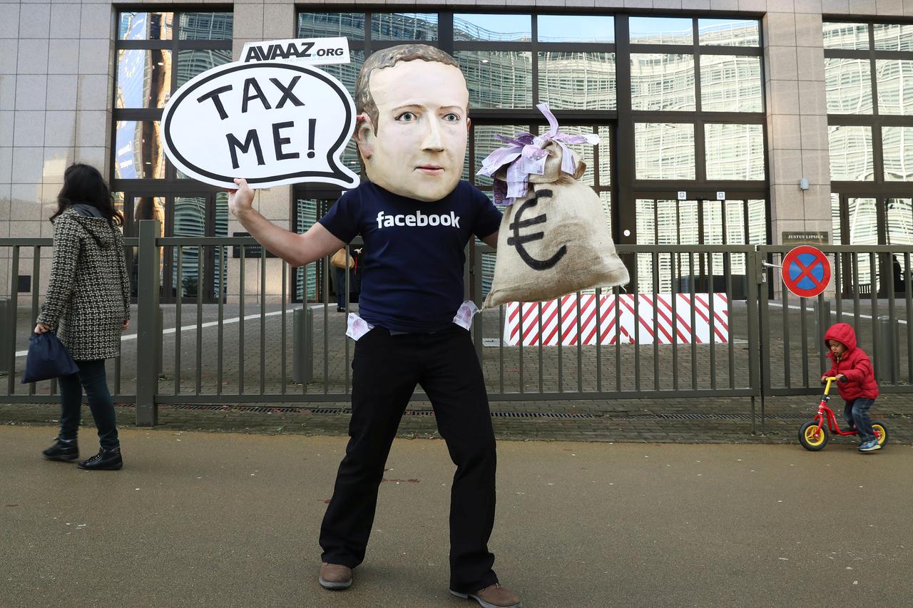 Aktivist maskiran u Zuckerberga