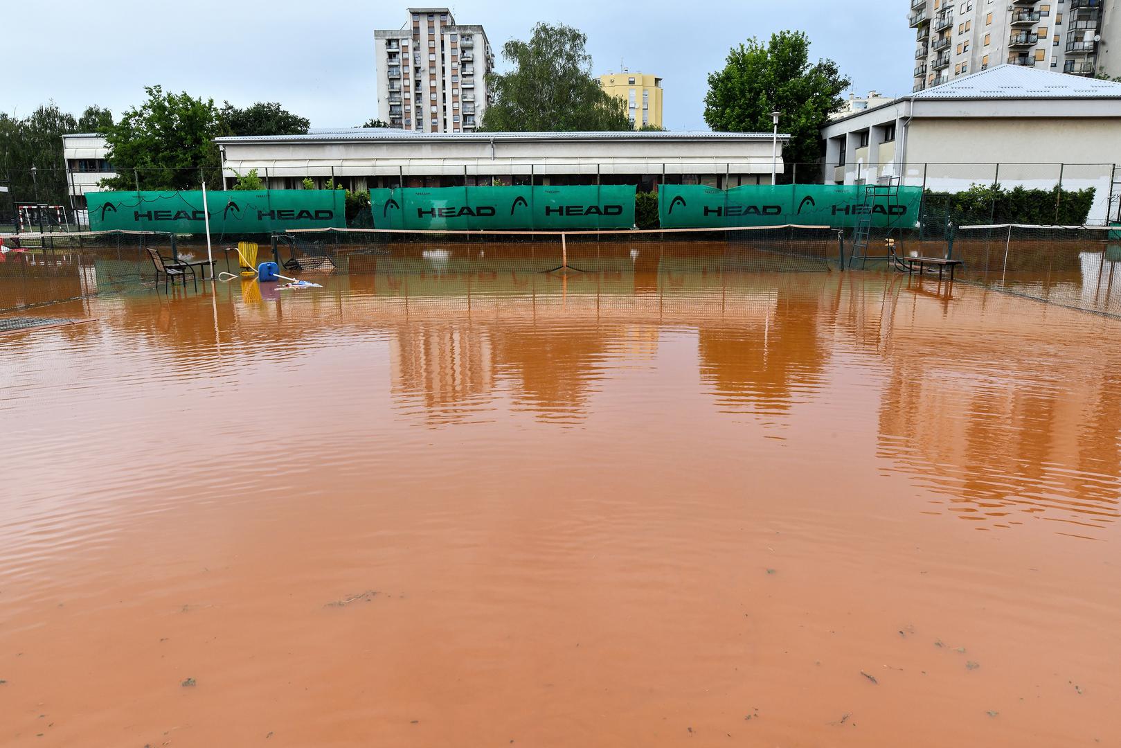 Kiša koja je u utorak i srijedu padala u Zagrebu nije zaobišla ni popularne teniske terene na Ravnicama. 