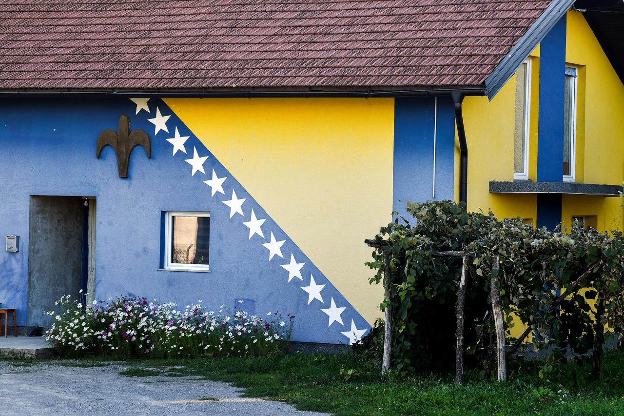 Bihać: Kuća u bojama bosanskohercegovacke zastave