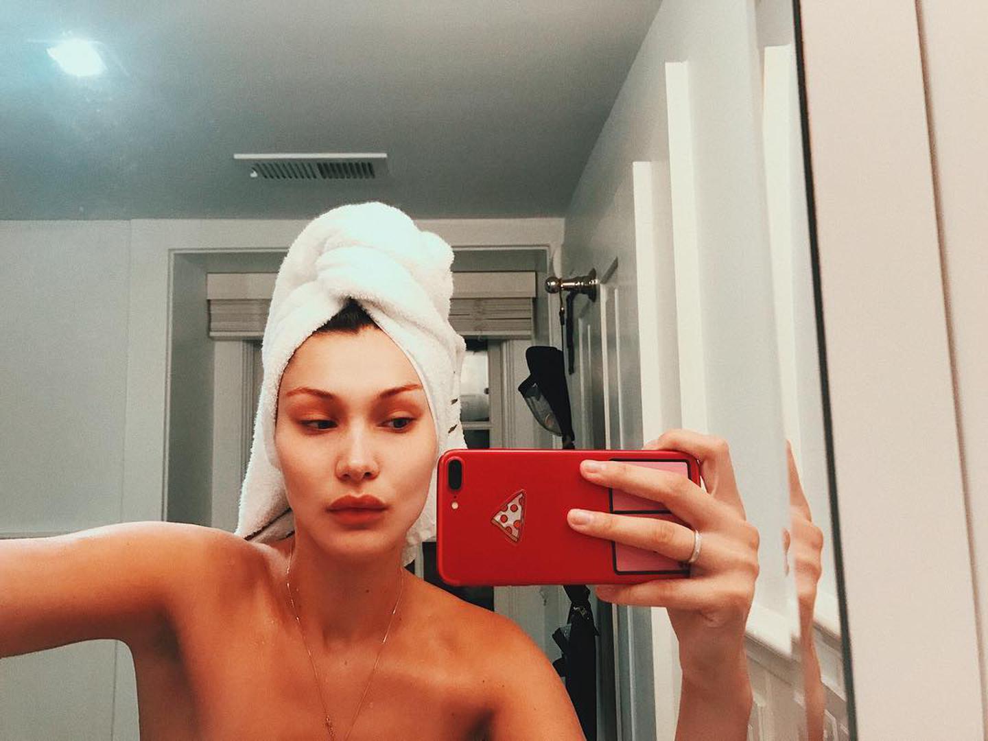 I manekenka Bella Hadid ima svoj selfie s ručnikom na glavi.