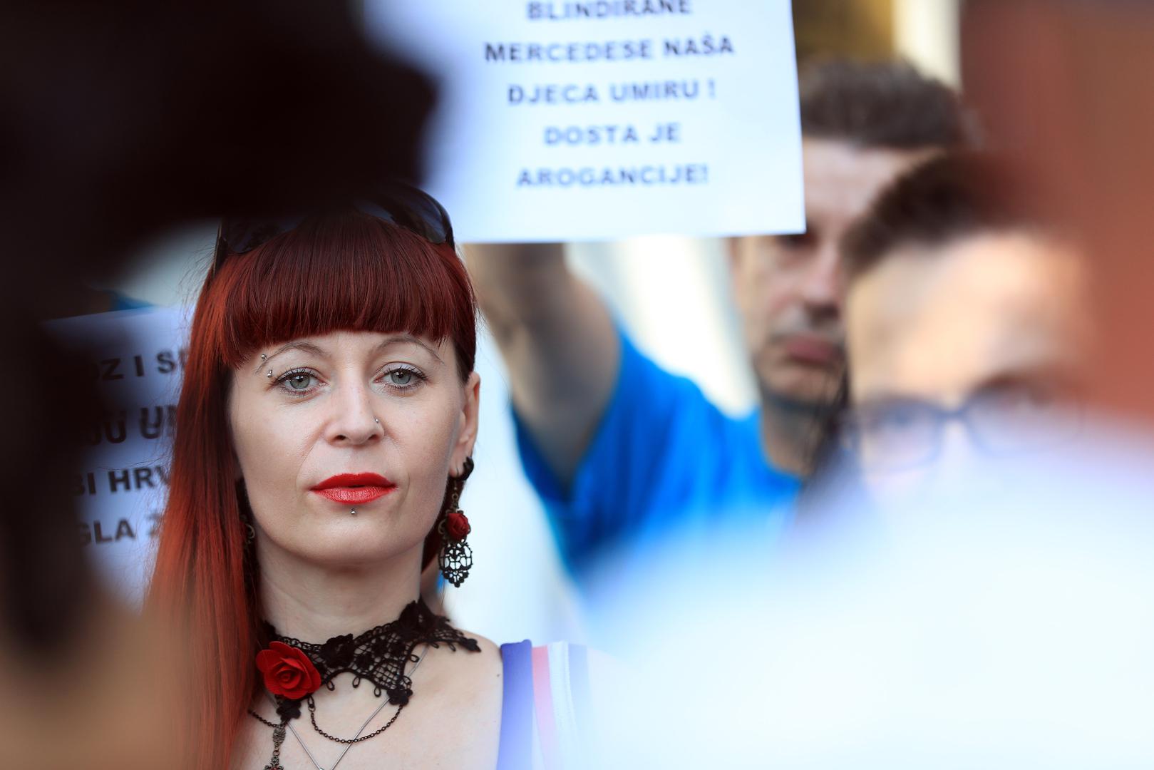 No, članovi Slobodne Hrvatske odlučili su danas održati prosvjed protiv Milana Kujundžića te traže njegovu ostavku. 