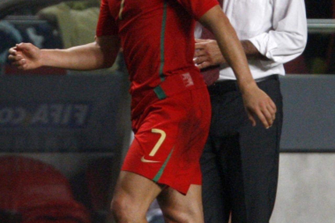 'Portugal\'s Cristiano Ronaldo (L) walks past coach Carlos Queiroz after being substituted during their 2010 World Cup qualifying soccer match against Hungary at Luz stadium in Lisbon October 10, 2009