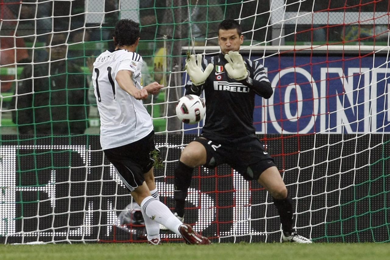 'Cesena\'s Igor Budan (L) shoots to score past Inter Milan\'s goalkeeper Luca Castellazzi during their Italian Serie A soccer match at the Manuzzi stadium in Cesena April 30, 2011.  REUTERS/Alessandro