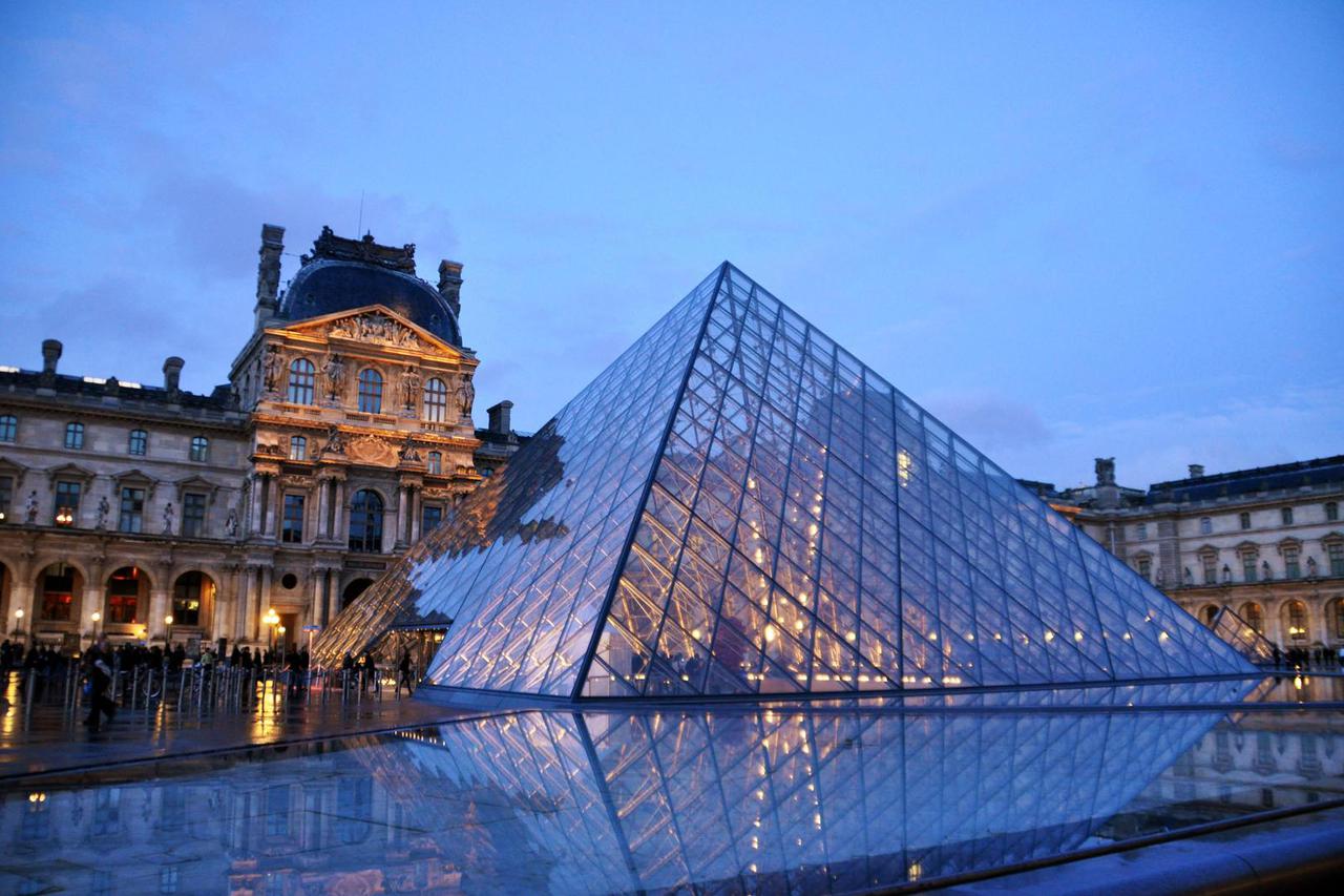 Pariz: Staklena piramida ispred muzeja Louvre
