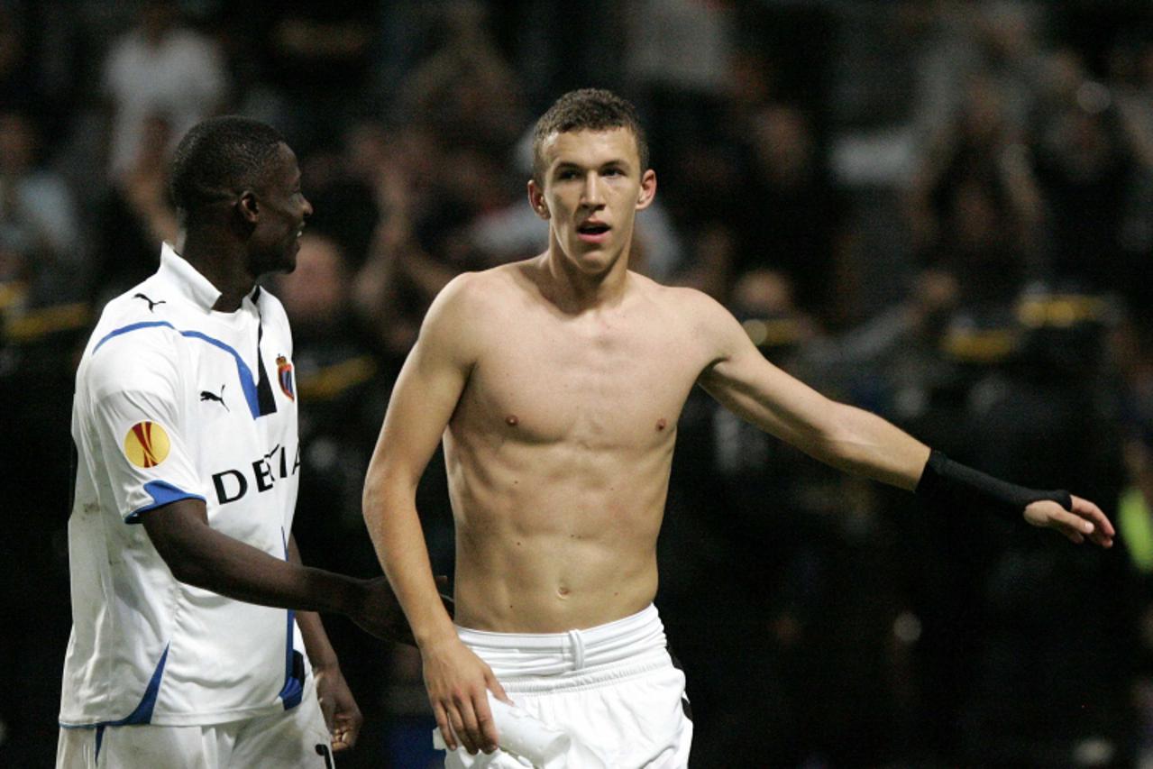 'Bruges\' Ivan Perisic (R) walks next to teammate Joseph Akpala after Perisic scored the equalizer during their UEFA Europa League soccer match against Toulouse in Toulouse October 1, 2009.   REUTERS/