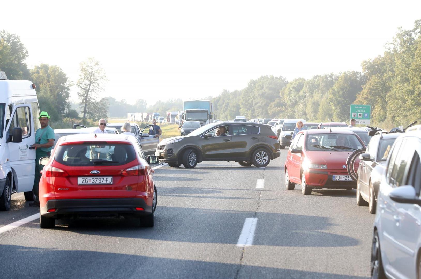 09.09.2020., Zagreb - U prometnoj nesreci na autocesti A3 kod odmorista Jezevo sudjelovalo je nekoliko vozila. Dvoje ljudi je poginulo, a policijski ocevid je u tijeku. Photo: Zeljko Lukunic/PIXSELL