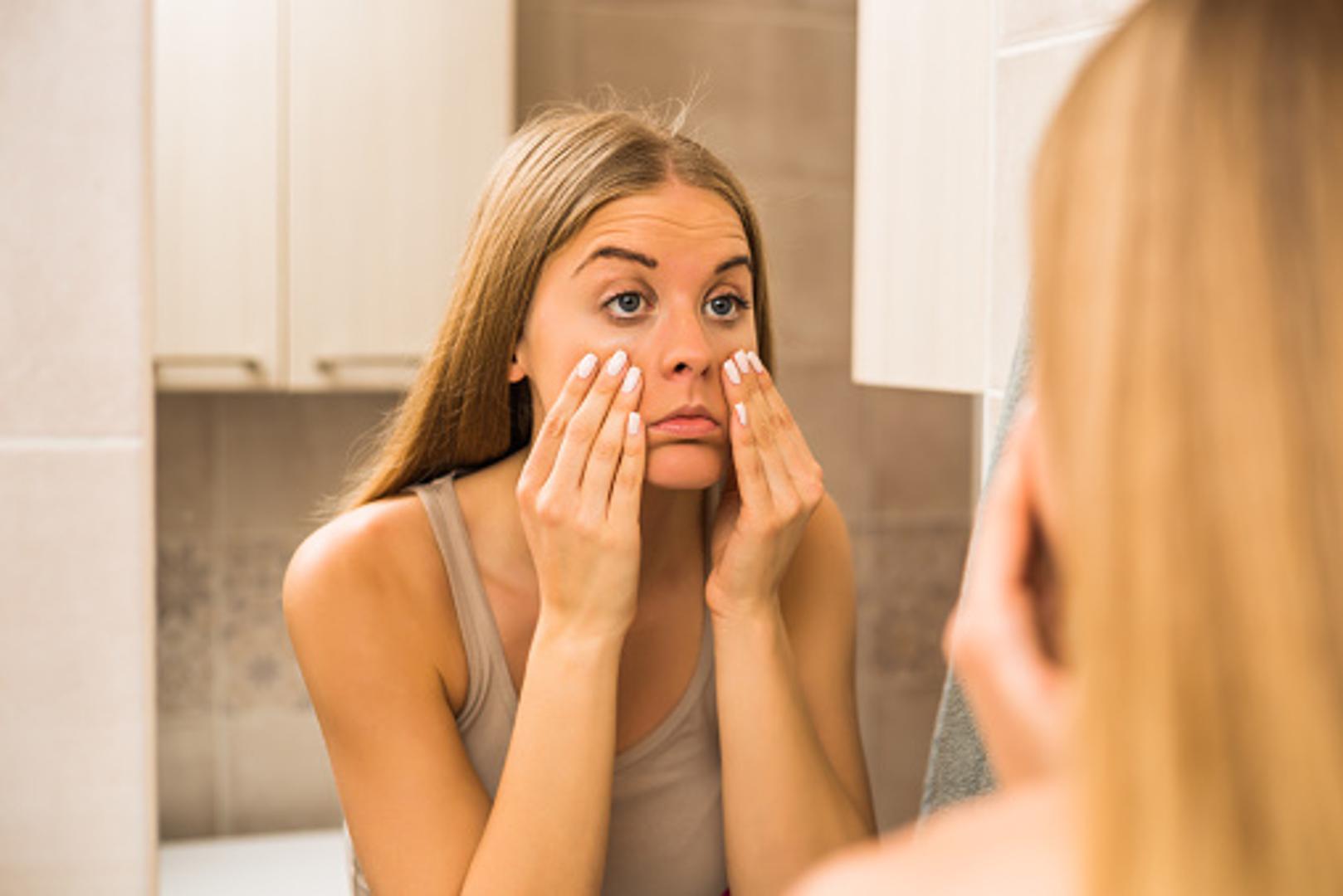 Birajte kvalitetne odstranjivače make up-a. Nije svejedno što nanosite na kožu, a koža oko očiju je posebno osjetljiva pa birajte manje agresivna sredstva za to područje. 