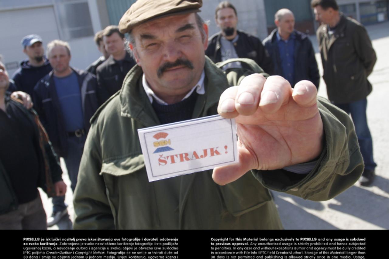 '22.03.2013. Cakovec- Radnici Medjimurje betona u strajku ispred tvrtke. Photo: Vjeran Zganec Rogulja / Pixsell'