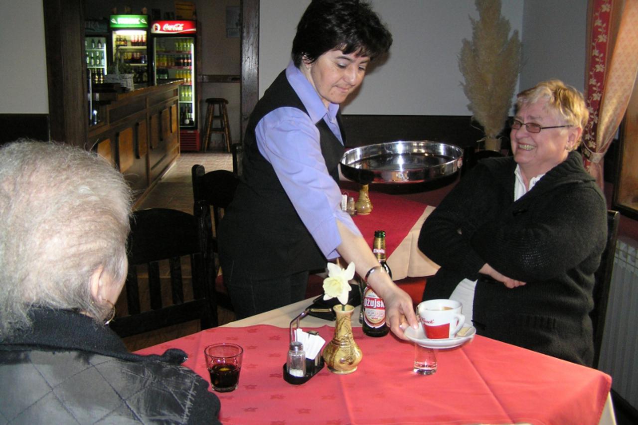 'zagorje - 31. 03. 2010.,Zlatar Bistrica, Hrvatska - Branka Andrec, konobarica u restoranu Purga posluzuje goste'