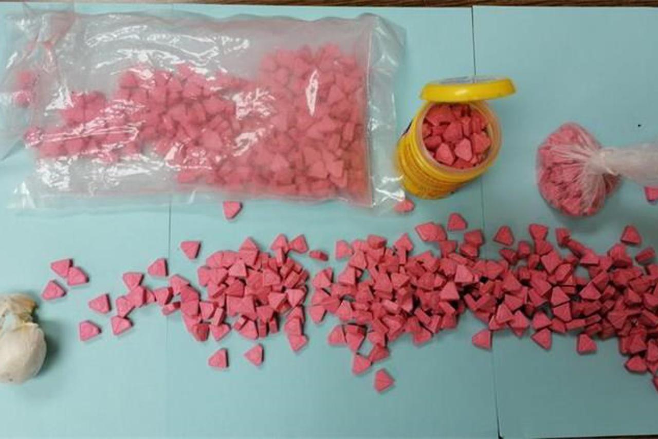 Pag: Zatečeni sa 740 tableta droge ecstasy
