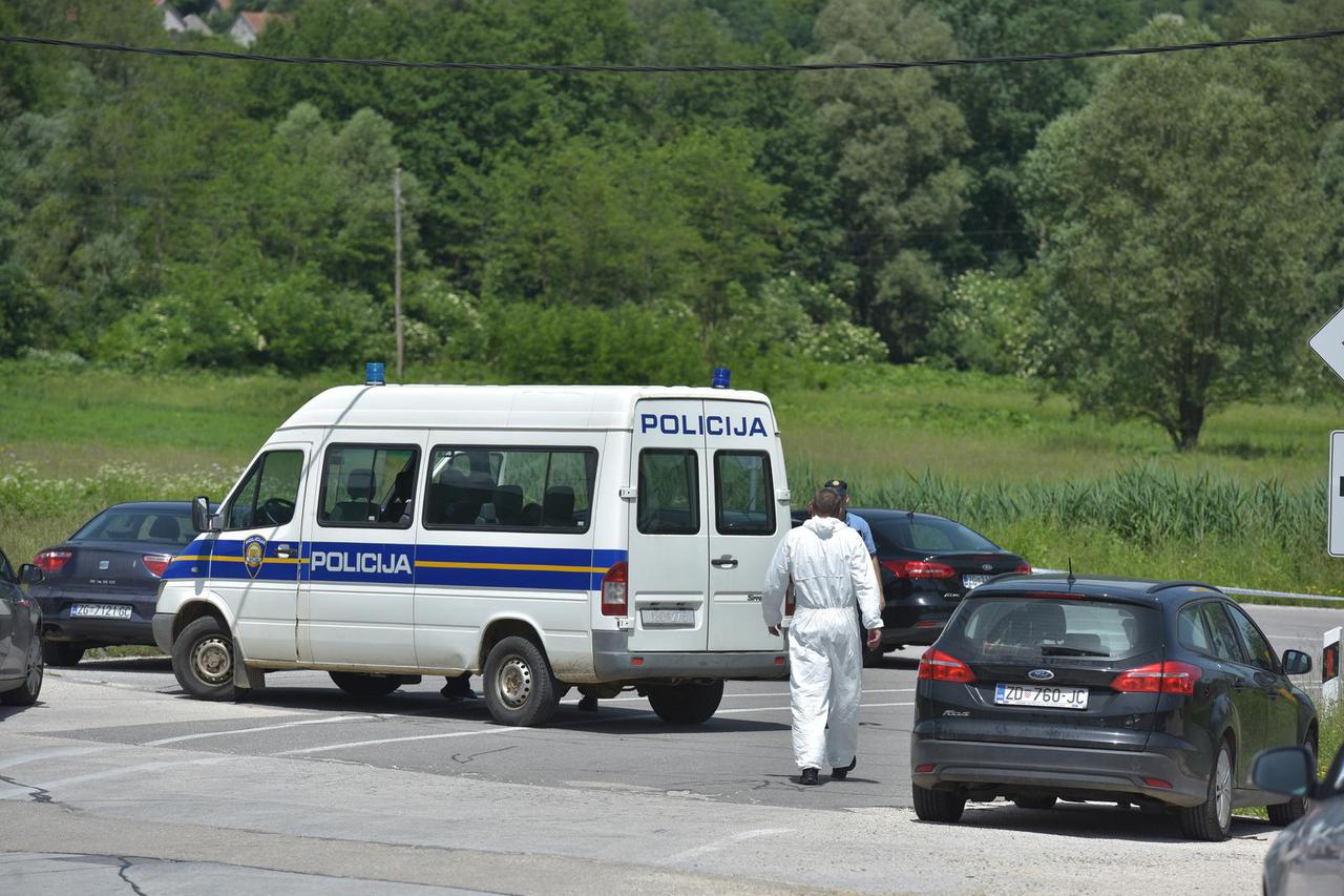 Donji Srb: Policija zaustavila kombi s migrantima, ozlijeđeno dvoje djece