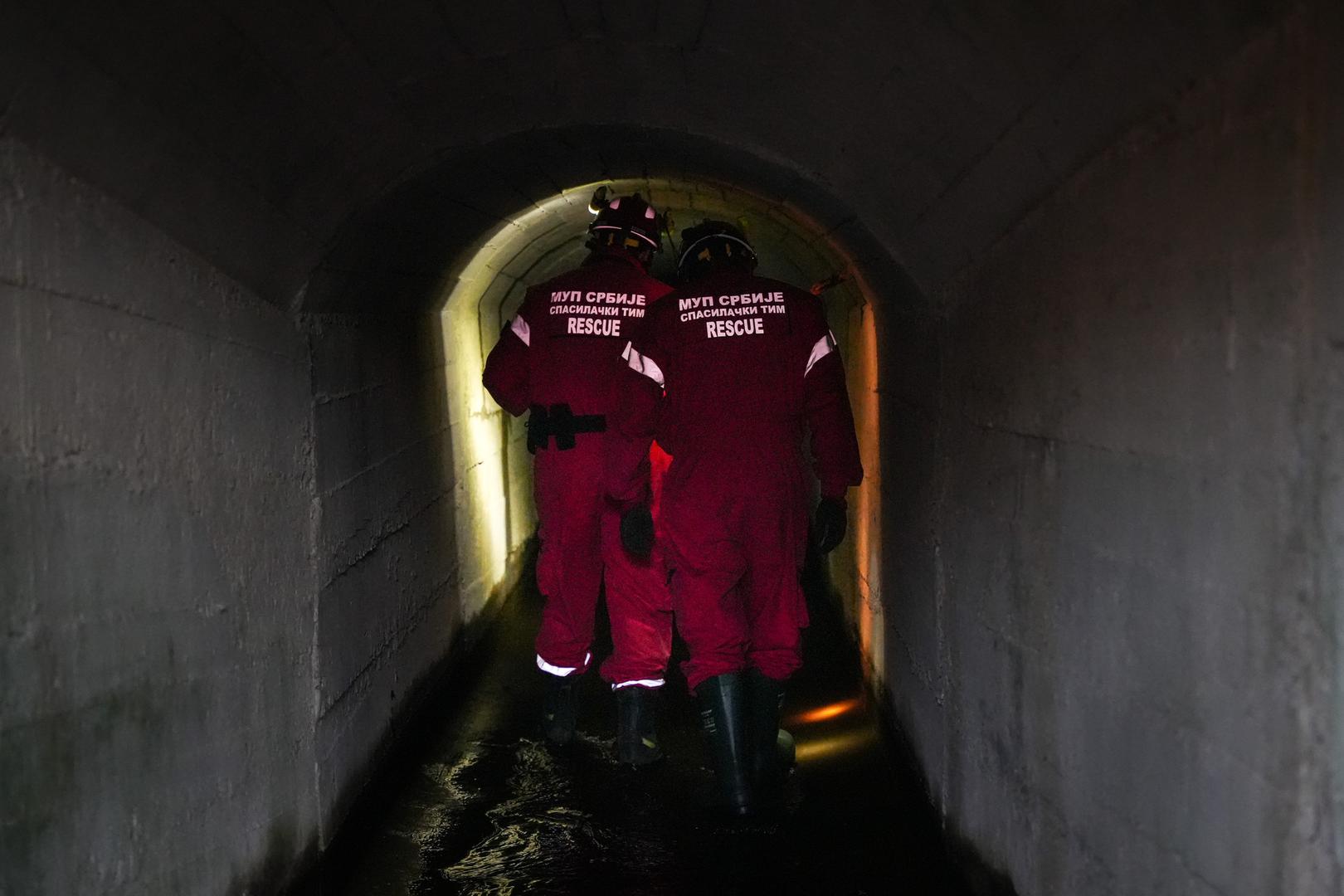 Specijalistički timovi za spašavanje iz ruševina Sektora za izvanredne situacije iz Beograda i Novog Sada, zajedno sa ostalim pripadnicima Ministarstva unutarnjih poslova, od ranih jutarnjih sati temeljito su pretražili tunel, podzemne kanale i okna ukupne dužine oko 4,5 kilometara, naveo je MUP Republike Srbije. 

