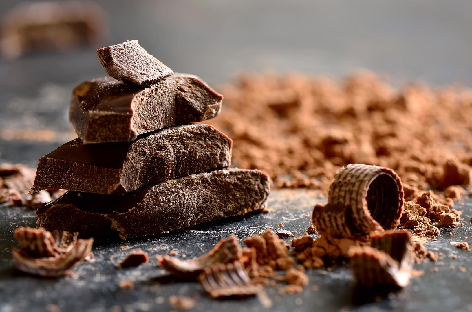 Iako su se dugo vodile rasprave je li čokolada zdrava ili nije, konačno smo dobili rezultate. Je, ali isključivo tamna čokolada i to ona sa minimalno 70 posto kakaa. Mliječna gotovo da i nije čokolada jer ima jako puno šećera i mlijeka.
