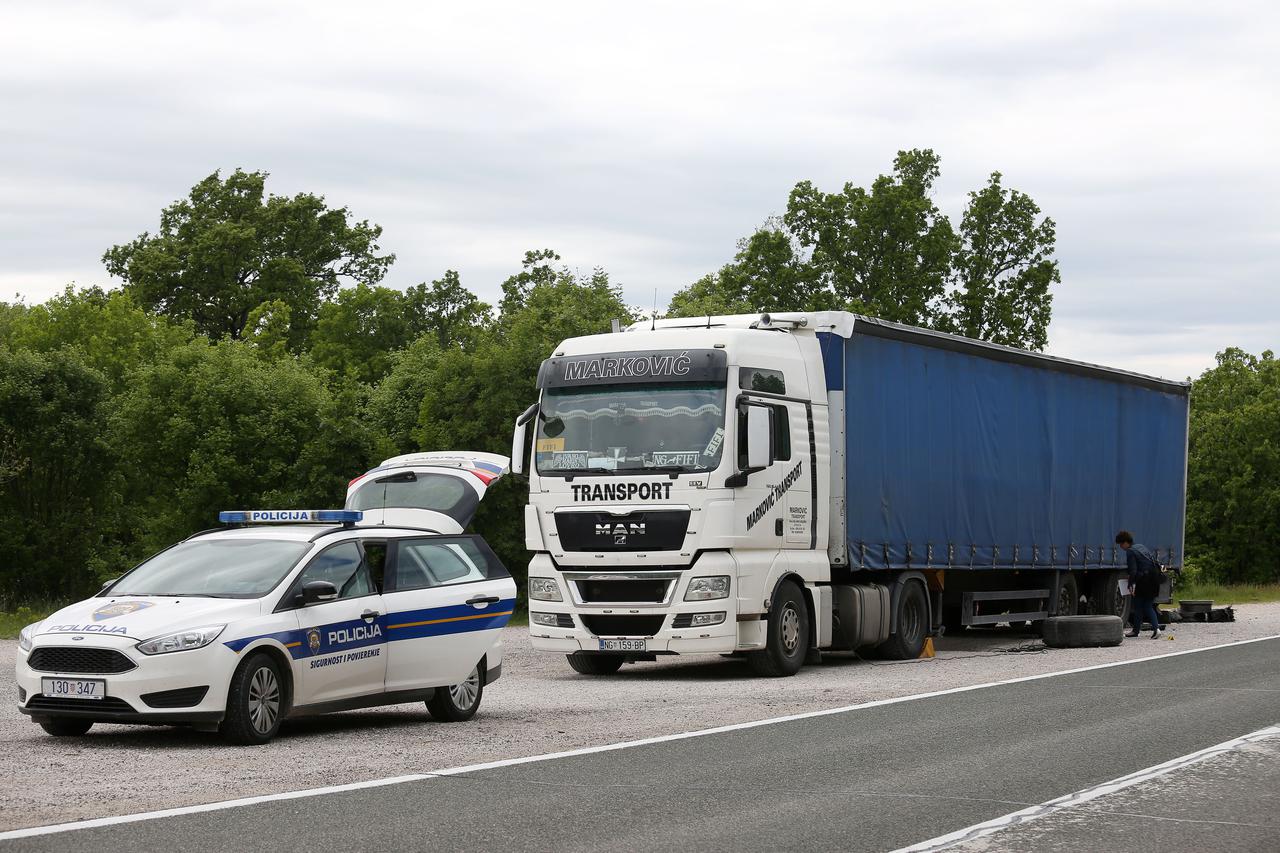 Polača: Vozač kamiona smrtno stradao dok je mjenjao kotač