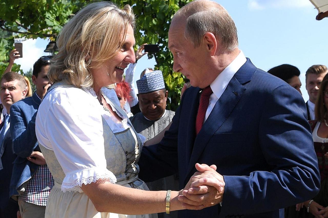 Vladimir Putin zaplesao s austrijskom ministricom vanjskih poslova Karin Kneissl
