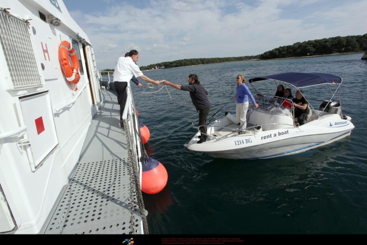 '23.05.2010., Zadar - Pomorska policija zaustavila gliser sa stranim turistima zbog prebrze voznje u nedozvoljenom podrucju. Zbog nepostivanja pravila turisti ce platiti novcanu kaznu.  Photo: Zeljko 