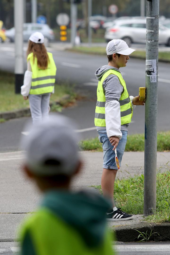Pripadnici Školske prometne patrole pomažu učenicima sigurno doći do škole