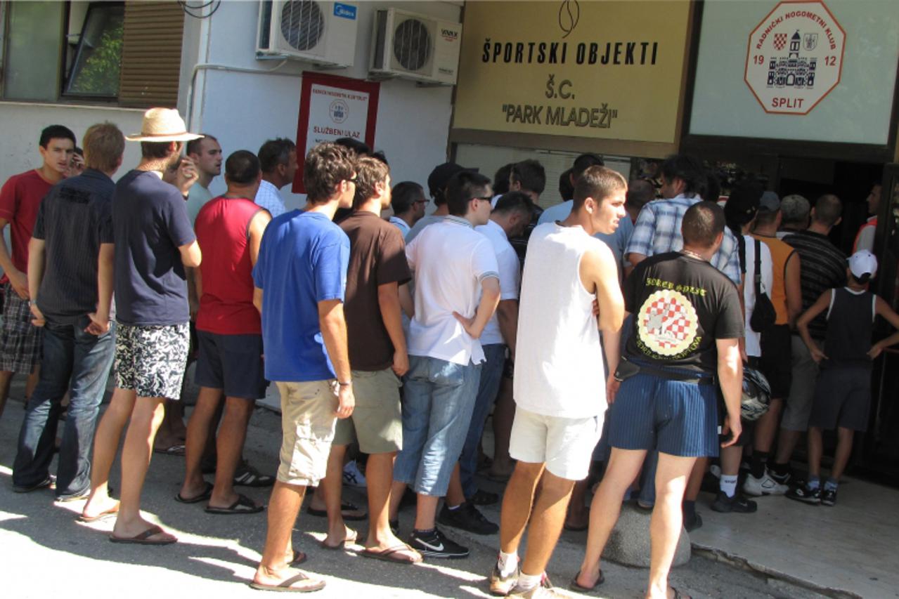 \'Split.26.08.2010. Ulaznica za  gradski derbi  u nedjelju izmedju Splita i Hajduka u Parku mladezi nema ni za lijek.Oni koji su rezervirali doci ce do svojih karata a nesluzbeno je u prodaji oko 4 20