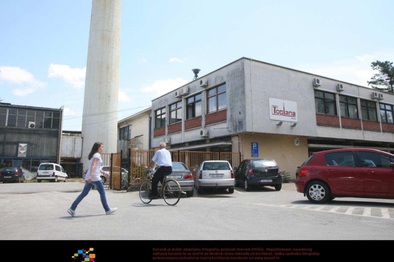 '11.06.2012., Karlovac - Gradska tvrtka Toplana 60 je dana u blokadi, pa ce se pokrenuti stecaj. Prolaznici prolaze ispred Toplane. Dominik Grguric/PIXSELL'