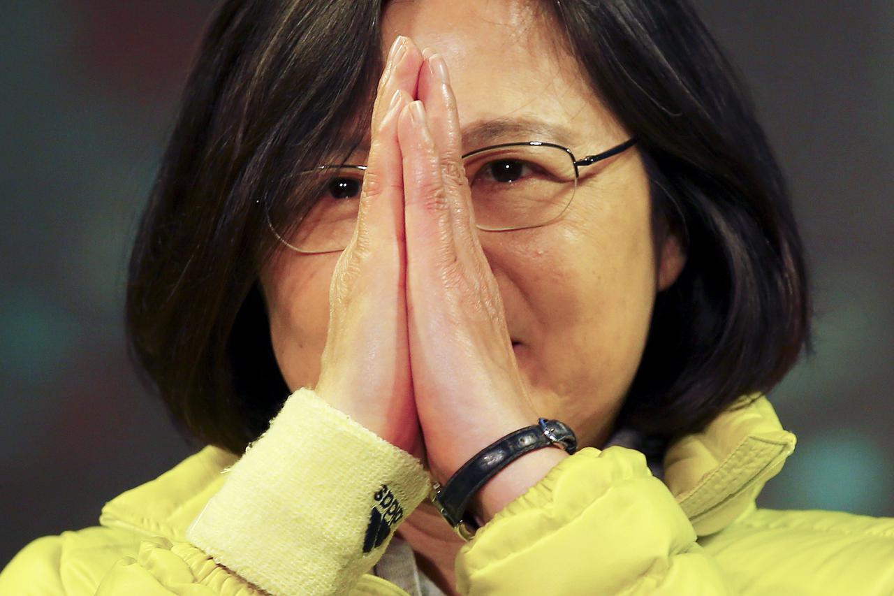 Taiwan's Democratic Progressive Party (DPP) Chairperson and presidential candidate Tsai Ing-wen greets supporters at the end of a campaign rally in Wuchi district, Taichung city in central Taiwan January 12, 2016. REUTERS/Damir Sagolj