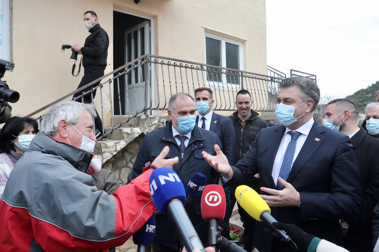 Premijer Andrej Plenković sa suradnicima obišao poplavljene Kokoriće