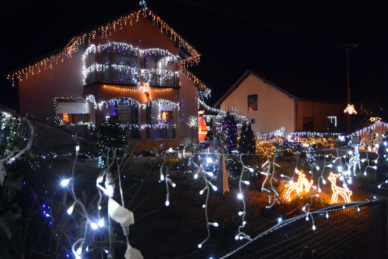 Svakog Božića svjedočimo impresivnim blagdanskim vizualima duž Hrvatske. Nakon božićne bajke obitelji Salaj u Čazmi, još jedna obitelj se pobrinula svojim blagdanskim ukrasima uljepšati cijeli prostor Trnjana u Brodsko Posavskoj županiji, a rezultat je i više nego impresivan. Pogledajte raskošnu božićnu bajku obitelji Dujak osvijetljenu tisućama lampica.