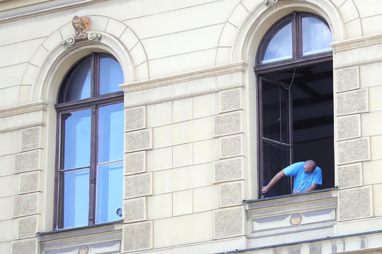 Zagreb: Na prozoru Muzeja za umjetnost i obrt na redu su rano jutarnje radne aktivnosti