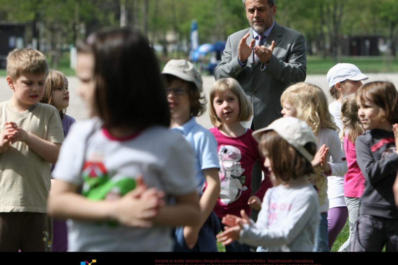 '07.04.2011., Zagreb - Gradonacelnik Milan Bandic  prosetao je s djecom iz djecjeg vrtica Suncana po Bundeku te im organizirao hot dog i sokove za rucak.PRI KORISTENJU FOTOGRAFIJE ZASTITITI IDENTITET 