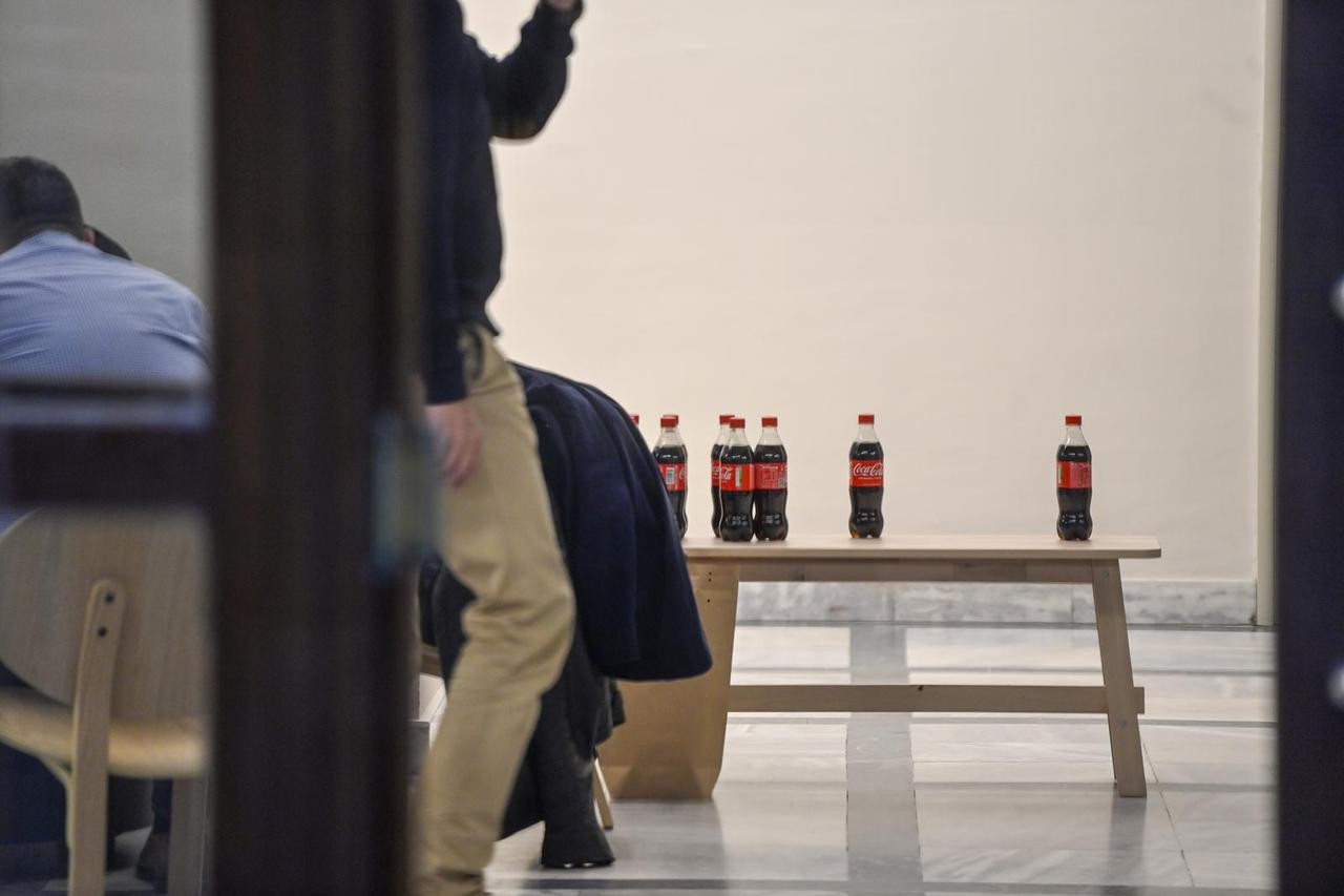 Policija na Prirodoslovno-matematičkom fakultetu u Zagrebu gdje je prijavljen slučaj trovanja gaziranim pićem iz automata