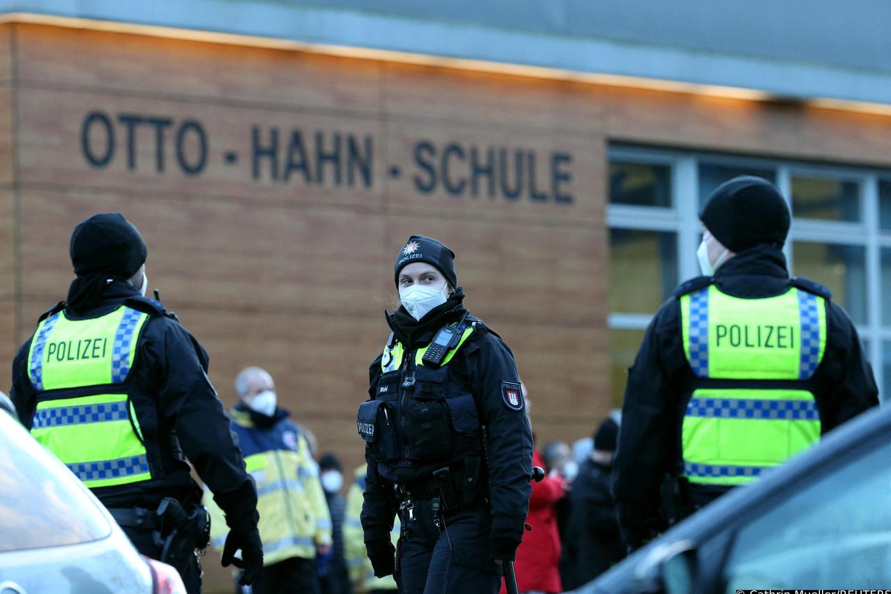 Hamburg police search school after report of armed youth