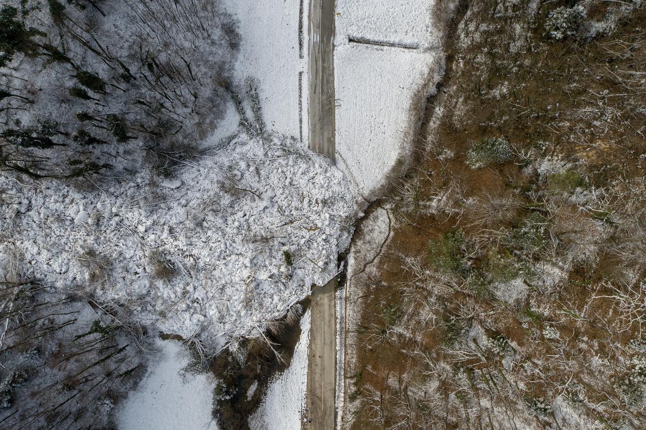 Fotografije iz zraka klizišta koje je zatrpalo cestu u Zagorju