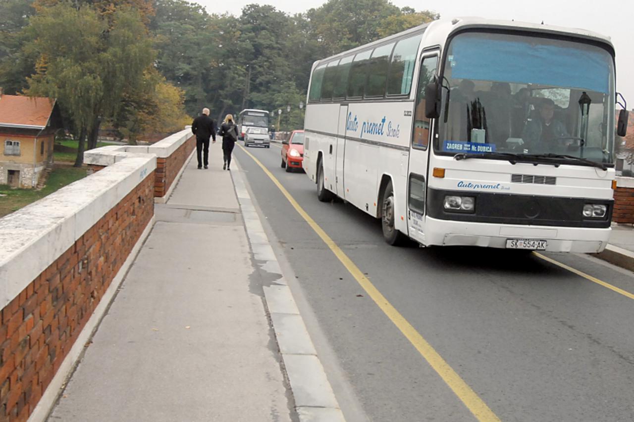 '13.10.2010., Sisak - Od 20.listopada Stari most biti ce zatvoren za promet autobusima. Photo:NIkola Cutuk/PIXSELL'