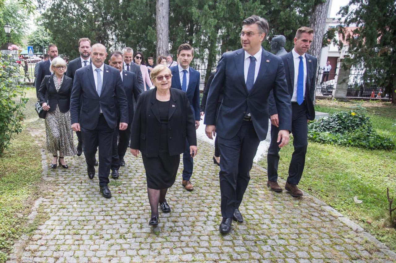 Predsjednik Vlade Andrej Plenković posjetio je Nacionalnu memorijalnu bolnicu Vukovar