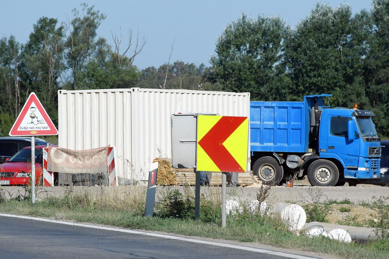 Žažina: Neobičan prometni znak postavljen na gradilištu autoceste Zagreb - Sisak