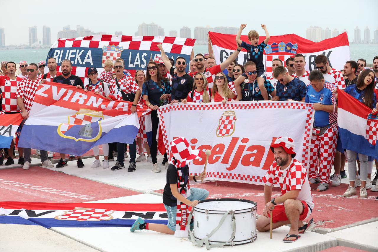 KATAR 2022 - Hrvatski navijači ponovno s divovskom zastavom na plaži ispred hotela Hilton Doha