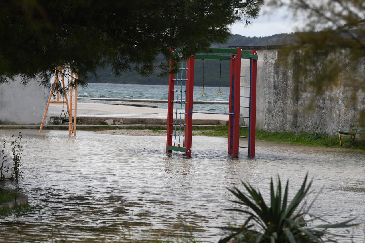 Poplavljeno je popularno vikend naselje Jadrija kod Šibenika