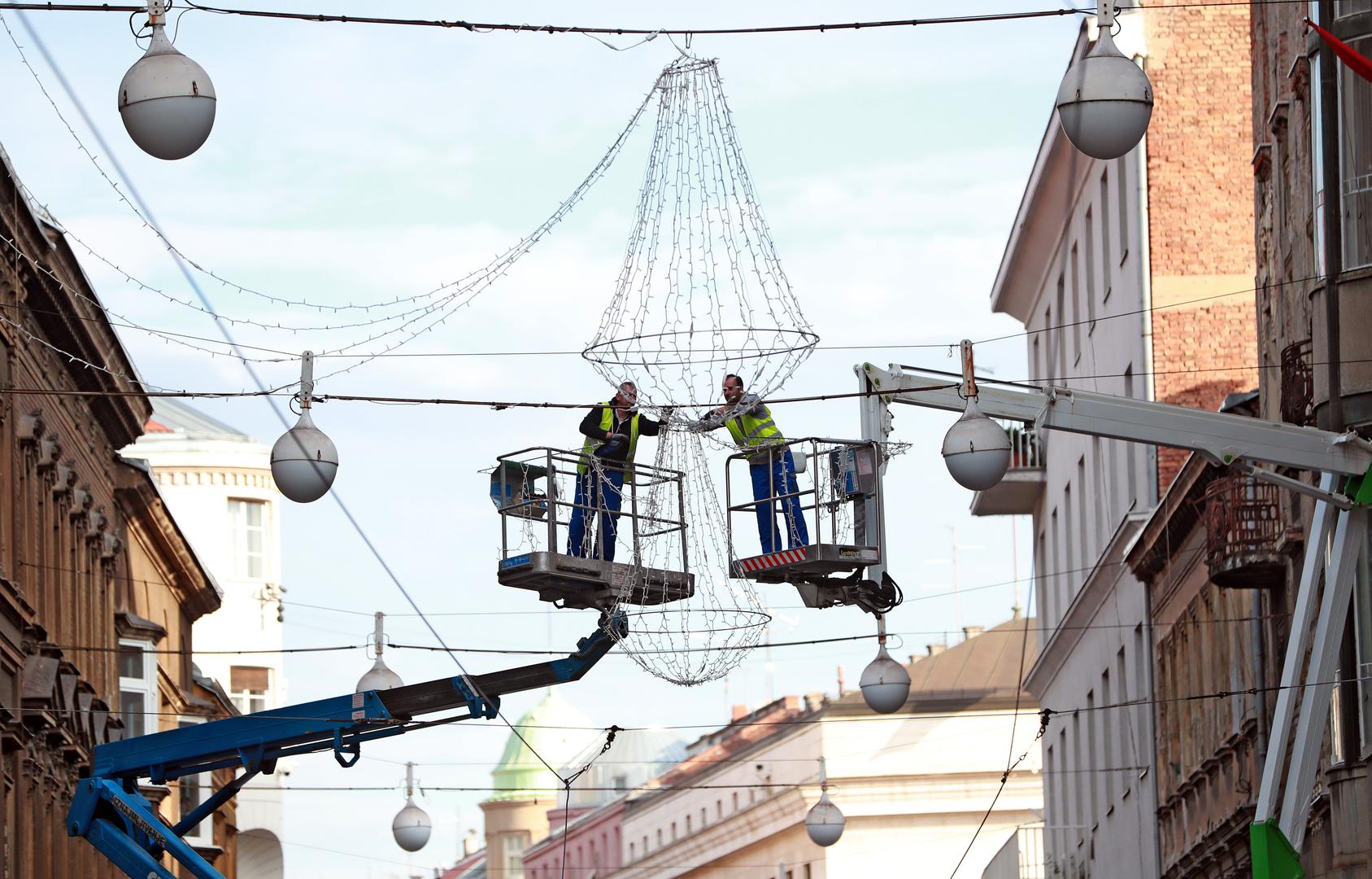 Božićno vrijeme sve se više približava pa su iz gradskih službi počeli s ukrašavanjem središta grada.