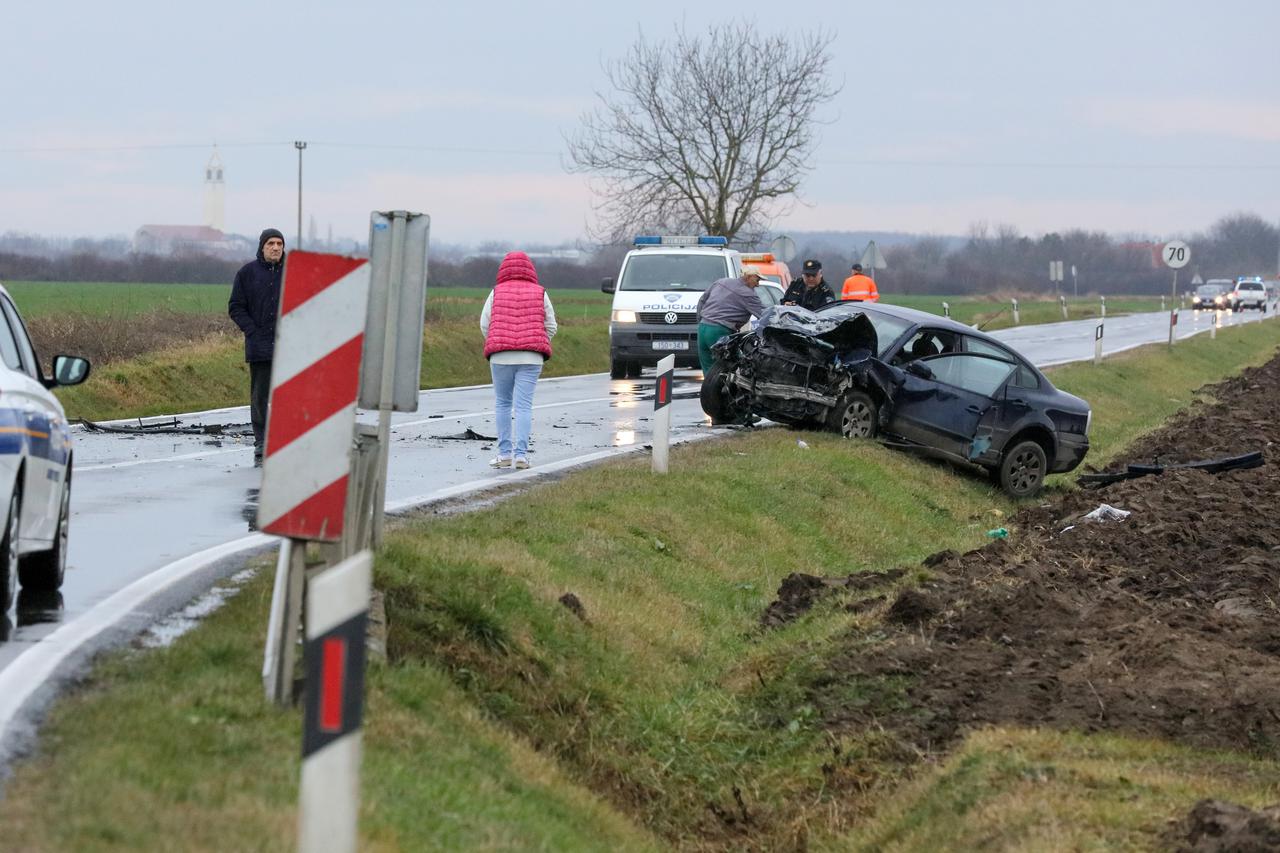 Vukovar: U prometnoj nesreći između dva automobila poginula jedna osoba