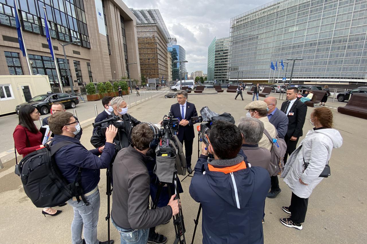 Premijer Andrej Plenković daje izjave novinarima na trgu Schuman u Bruxellesu