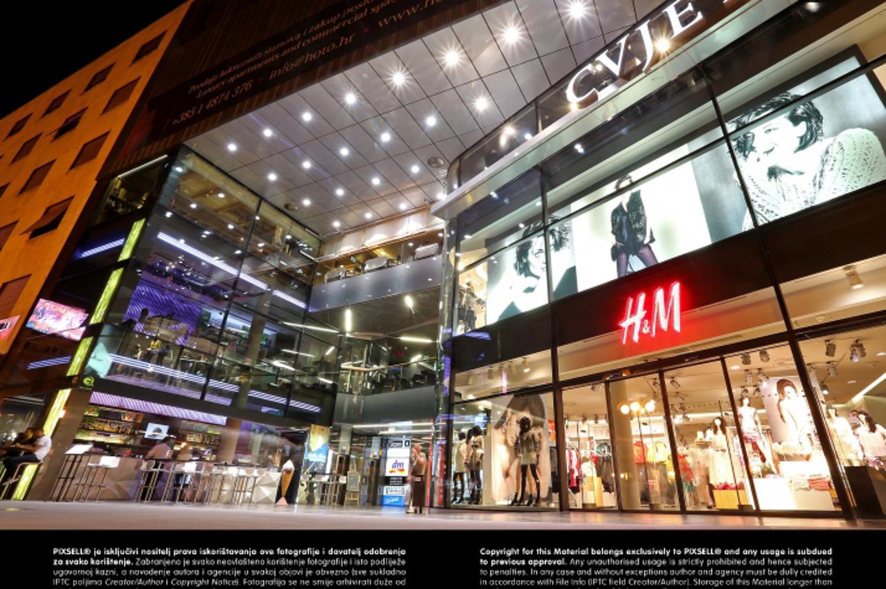 '26.09.2012., Zagreb - Nocni shopping i snizenja po ducanima privukli su kupce u centar grada. Photo: Igor Kralj/PIXSELL'