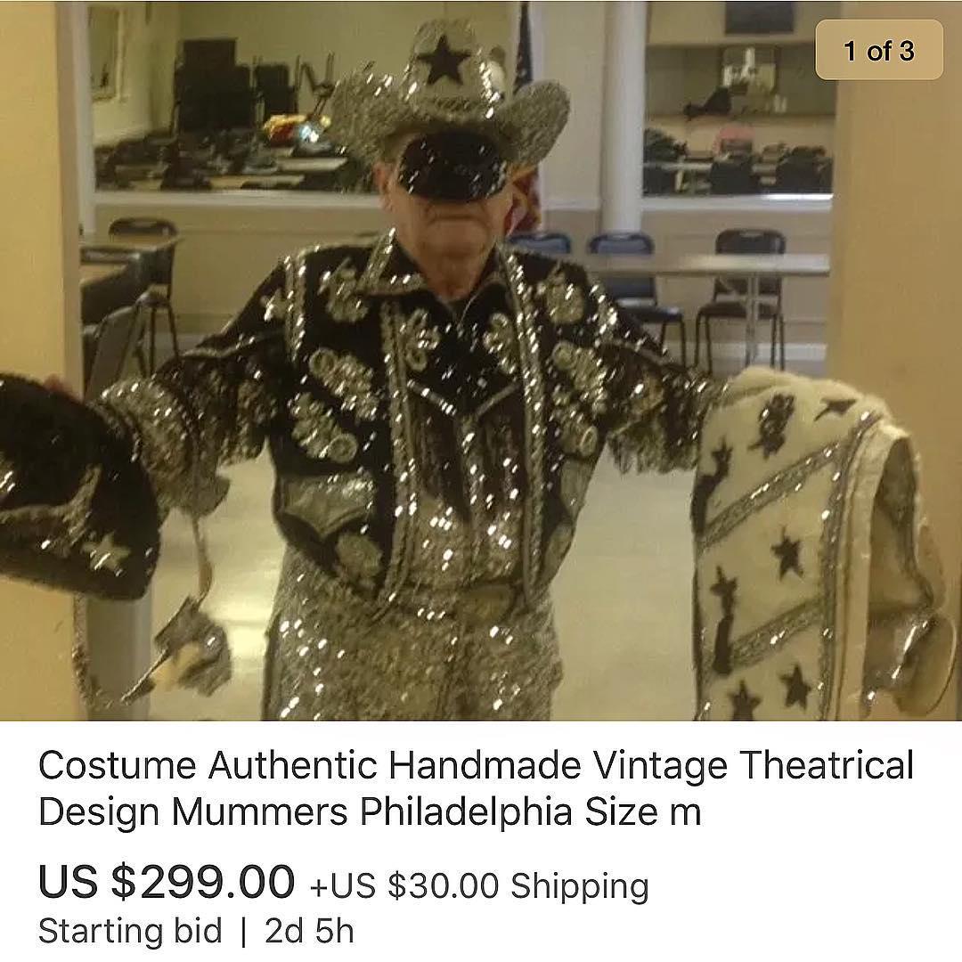 Ručno izrađeni unikatni kostim. Nalazi se i fotografija gospodina koji ga nosi kako bi ljudi bolje vidjeli kako izgleda. Cijena mu je preko 2 000 kune. 