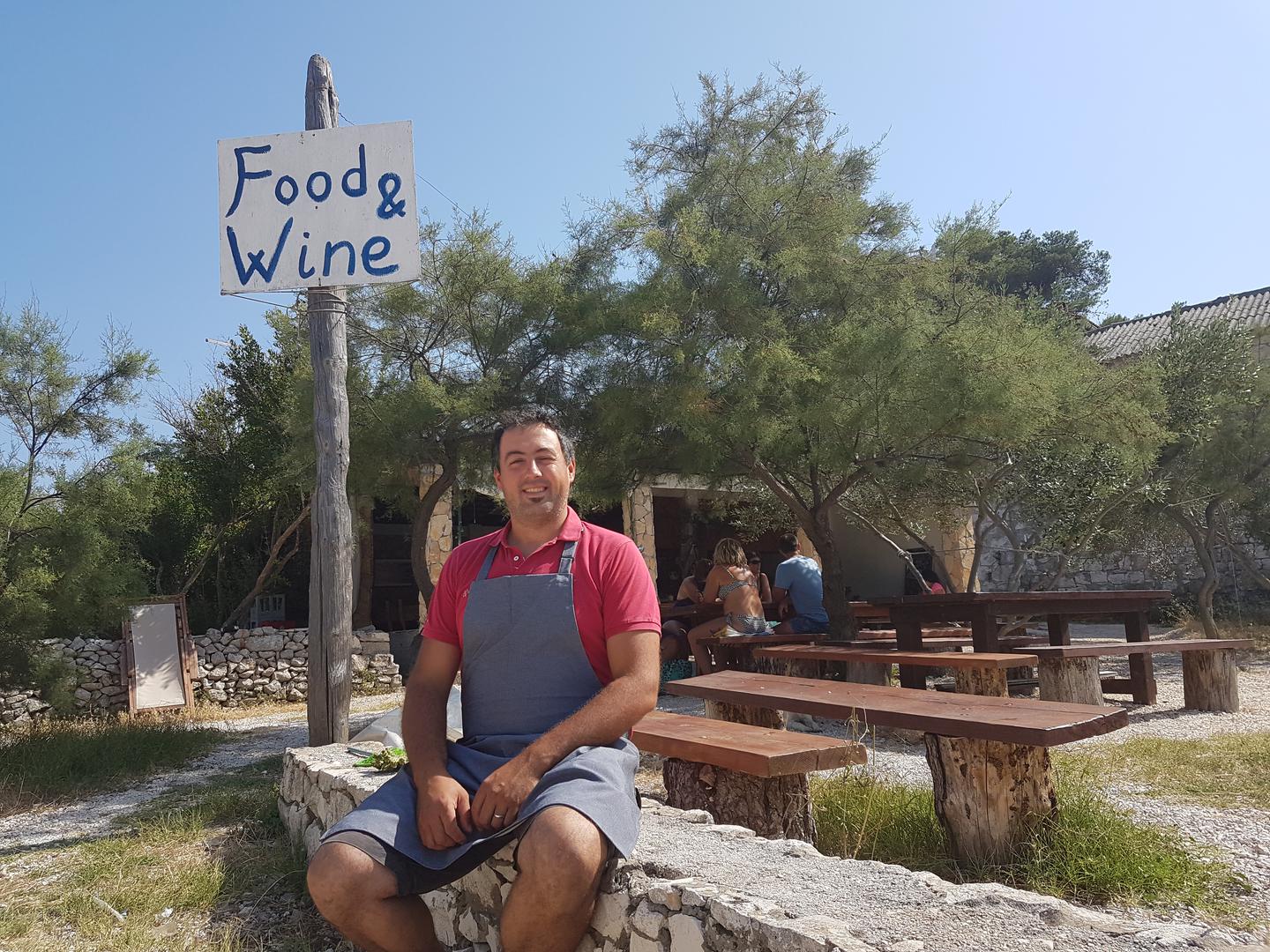 Pavao Kordić ima restoran u uvali Moster, tu se priprema svježe ulovljena riba i peče kruh. Tamo gosti stižu po preporuci. 