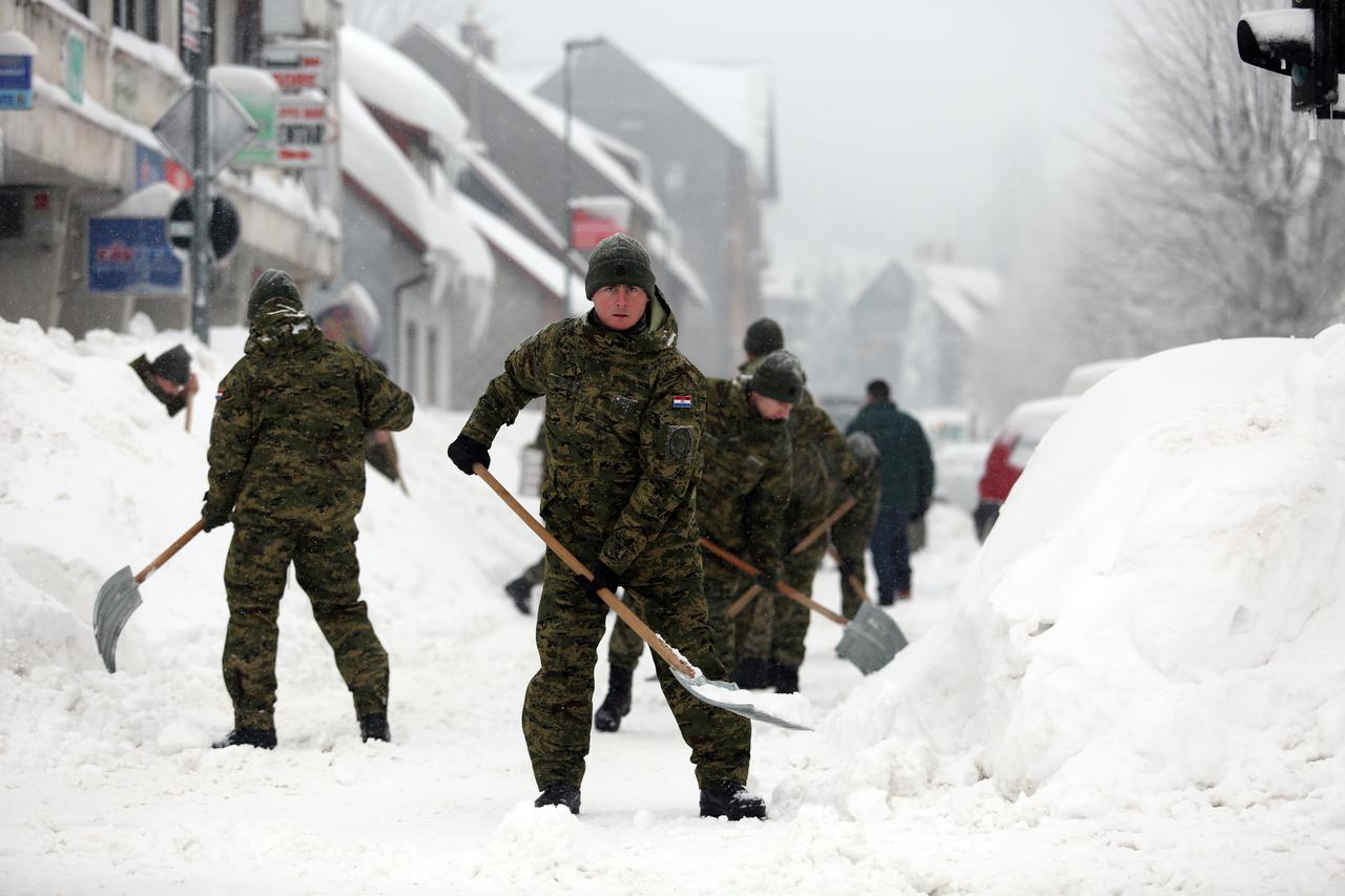 Ministar obrane Damir Krstičević obišao vojsku koja čisti snijeg s ulica