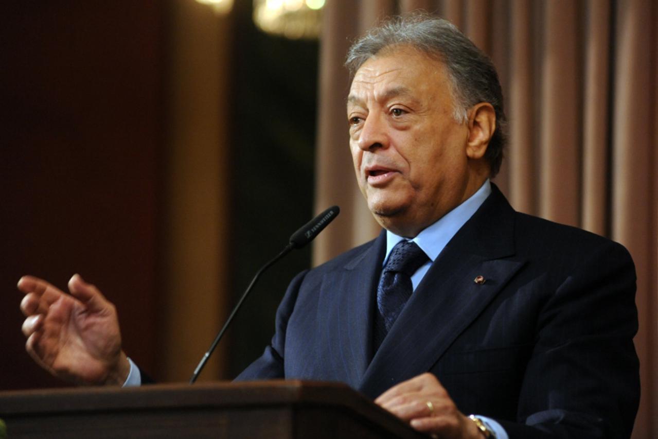 'Indian conductor Zubin Mehta speaks on June 18, 2011 after the Vienna Philharmonic Orchestra gave a musical hommage to mark his 50 year collaboration with the orchestra in Vienna.                    