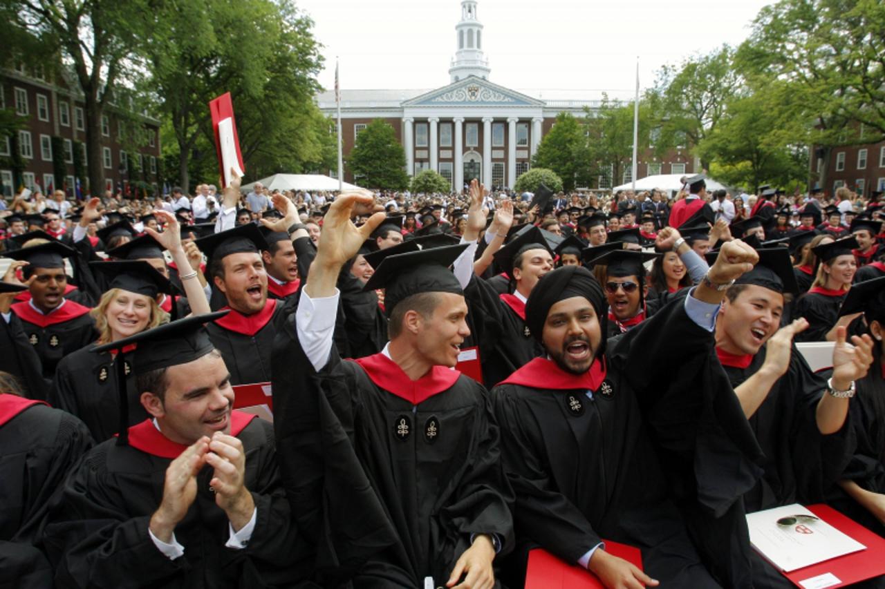 'Harvard Business School students cheer during their graduation ceremonies in Boston, Massachusetts following Harvard University's 358th Commencement June 4, 2009.  REUTERS/Brian Snyder   (UNITED STA