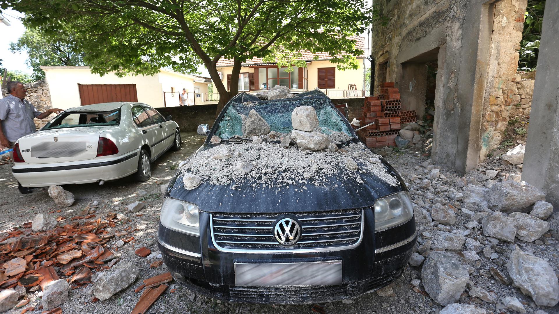 Grom je tako jako udario da sam pomislila da je granata, ispričala je za Radio Drniš Milena Potkrajšek Hrga. Oba oštećena automobila su u vlasništvu njezine obitelji. 