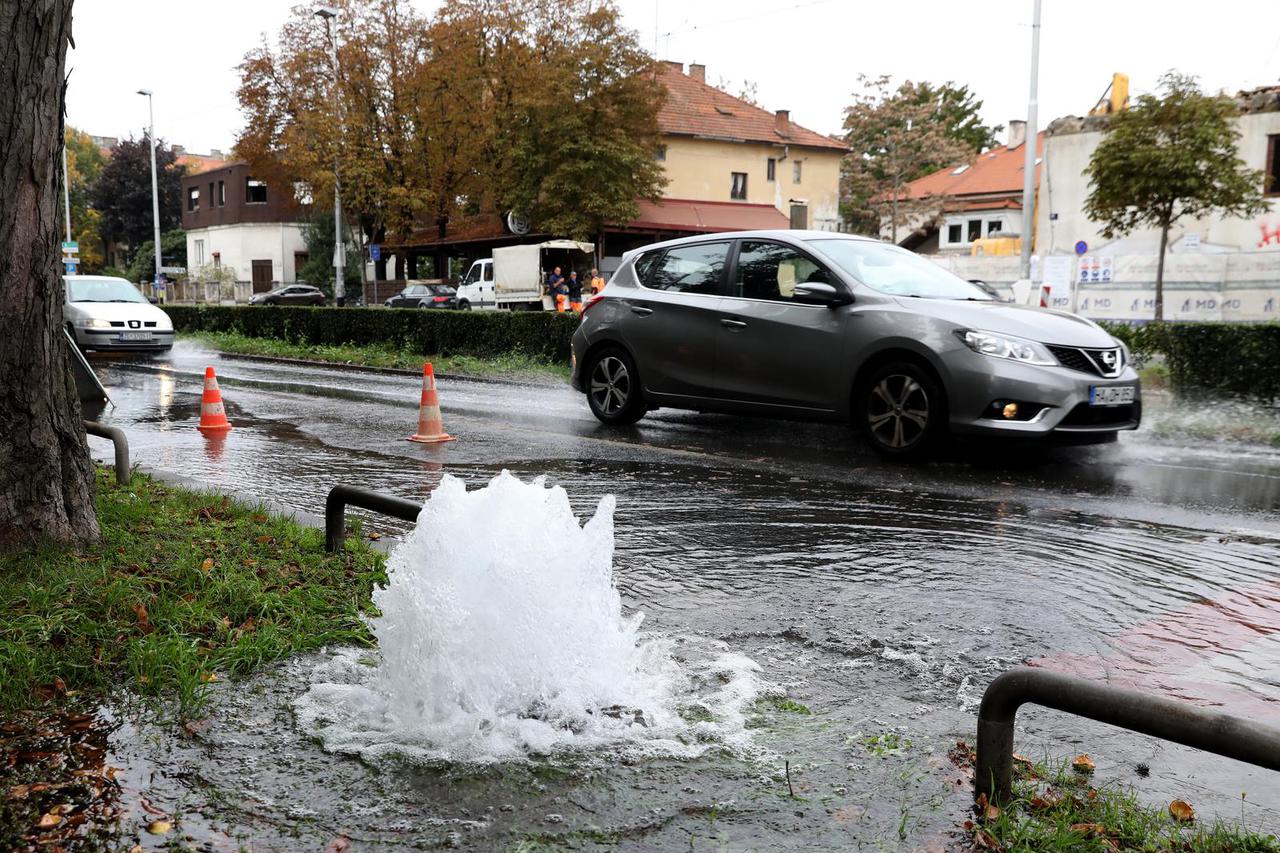 Zagreb: Zbog puknuća cijevi poplavljen dio Zvonimirove ulice