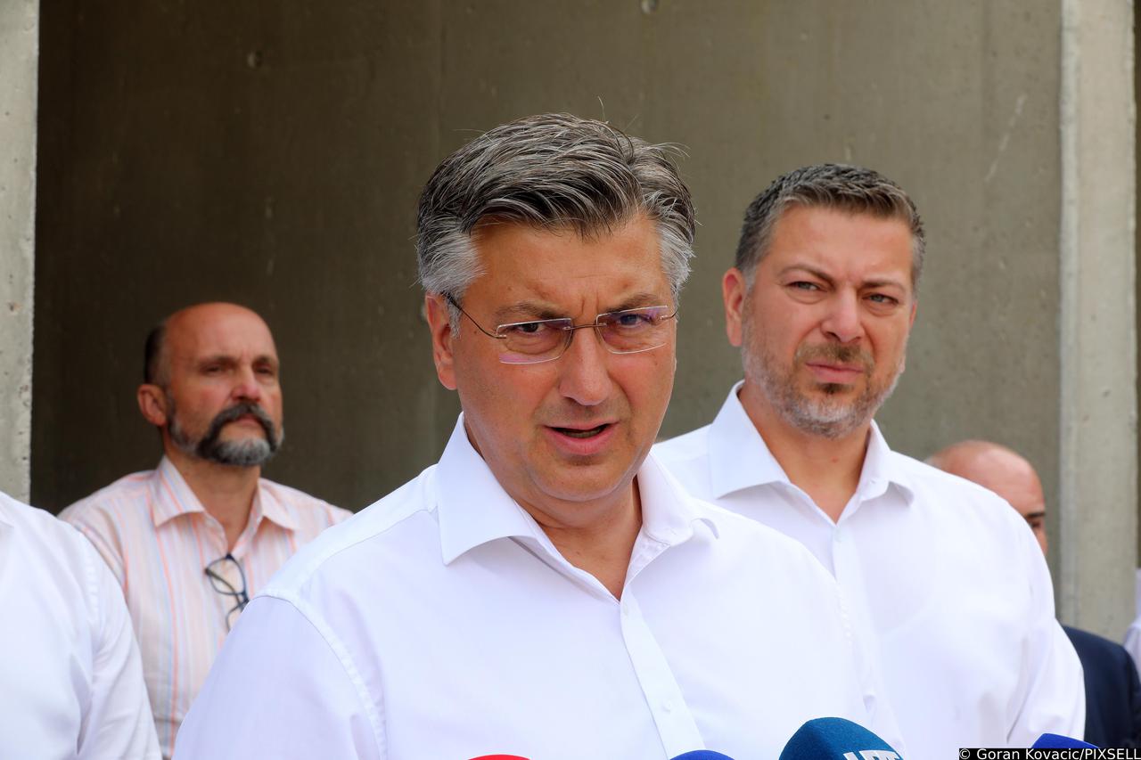 Rijeka: Nakon mise na Trsatu premijer Plenković dao izjavu za medije